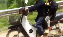 2 em nhỏ vùng cao chạy xe máy vèo vèo trên đèo